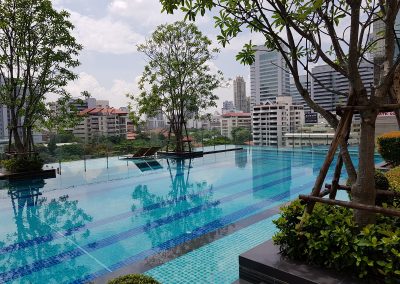 Q-Asoke-Condominium-swimming-pool-with-garden